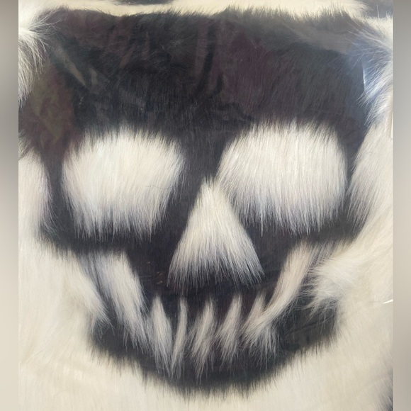 Cynthia Rowley CuRious New York Moda Skulls Knit Throw Blanket - 50x60” - Picture 4 of 13